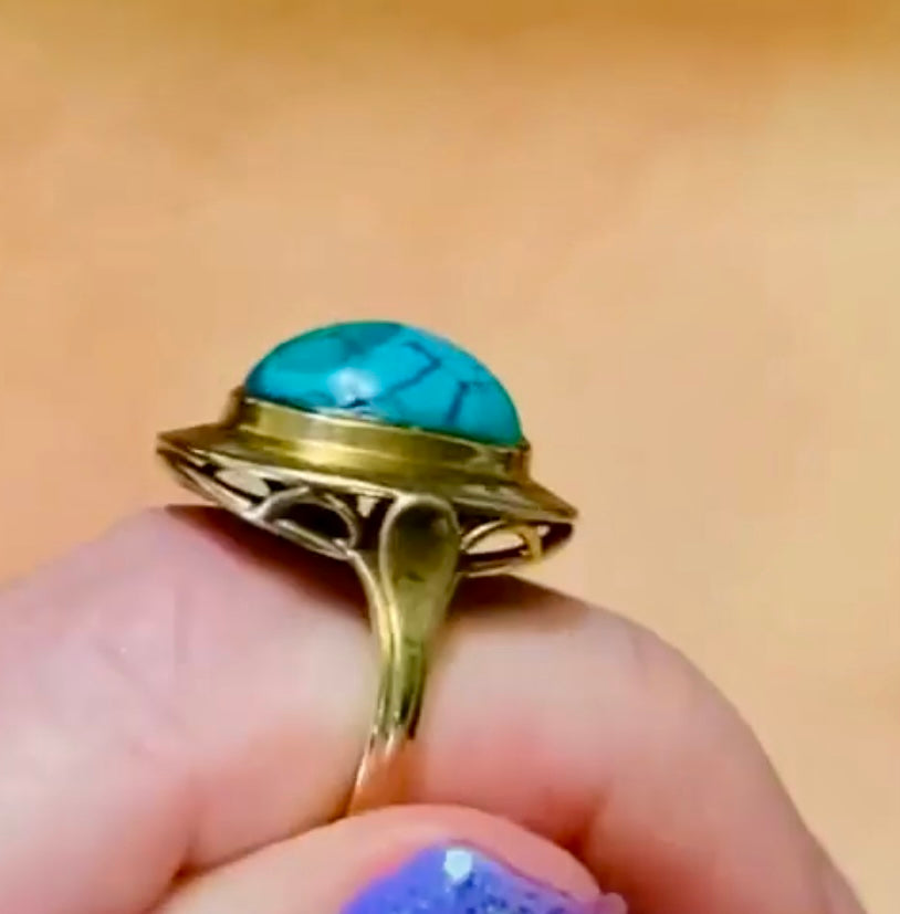 Vintage Turquoise & 14K Yellow Gold Cabochon Ring Fancy Side Gallery Circa 1950’s.